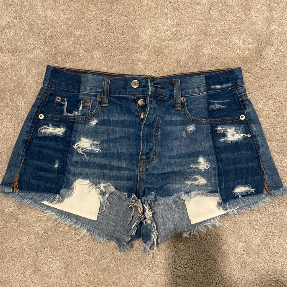 American Eagle women’s cut off denim shorts.